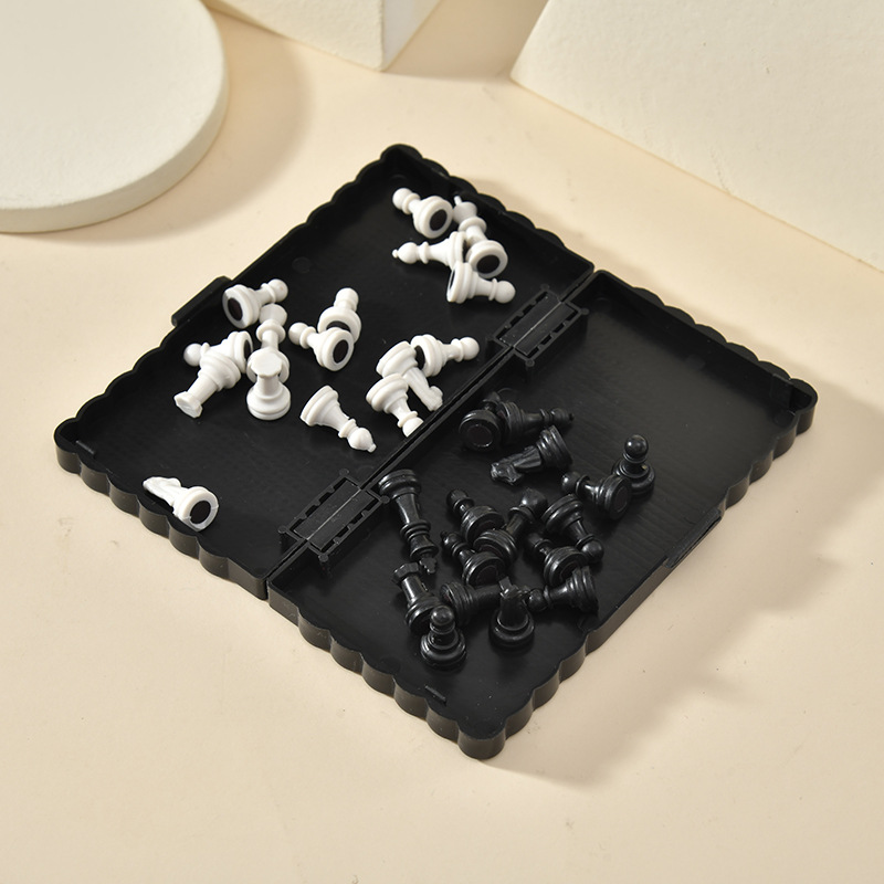 Ajedrez portátil pequeño, ajedrez magnético plegable, estilo de viaje, juguetes de mesa educativos para niños en blanco y negro al por mayor