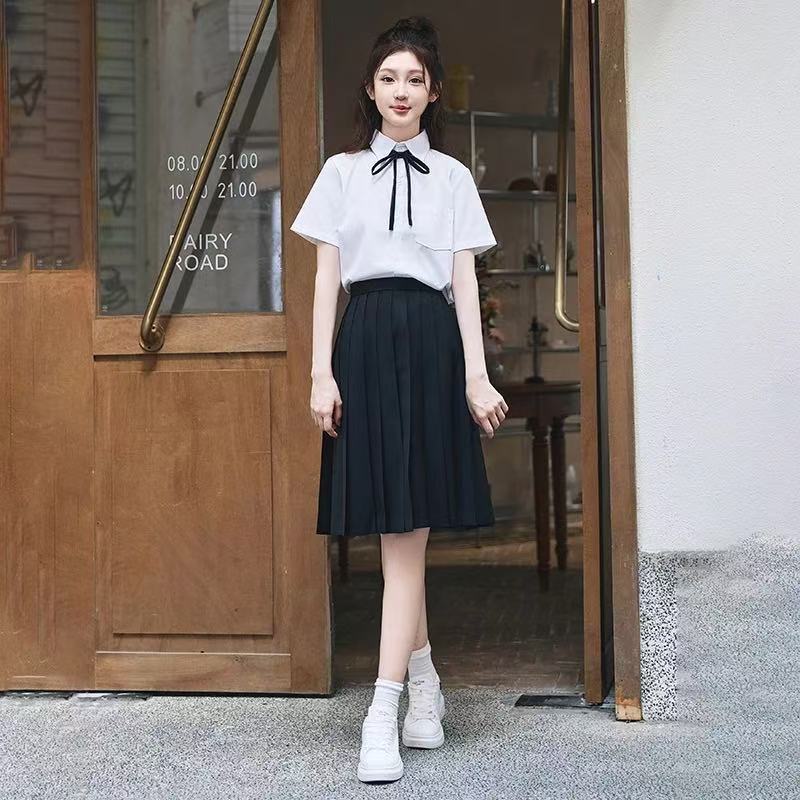 여성용 반팔 + 플리츠 미디 스커트 + 블랙 윈드 차임 보타이