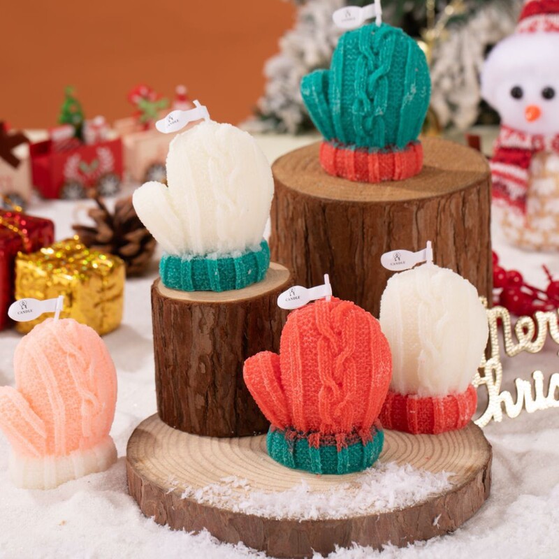 クリスマスの毛糸の小さい手袋のアロマキャンドルの祝日の贈り物insの写真を撮る道具diyのアイデアはアロマキャンドルを並べます。|undefined
