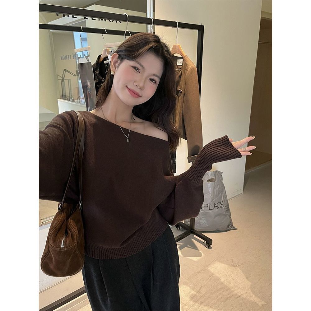 柔らかいピンクの不規則な長袖の斜めの肩のセーターの女性の秋冬の新型の修身の美しい露肩のchiのニットの上着