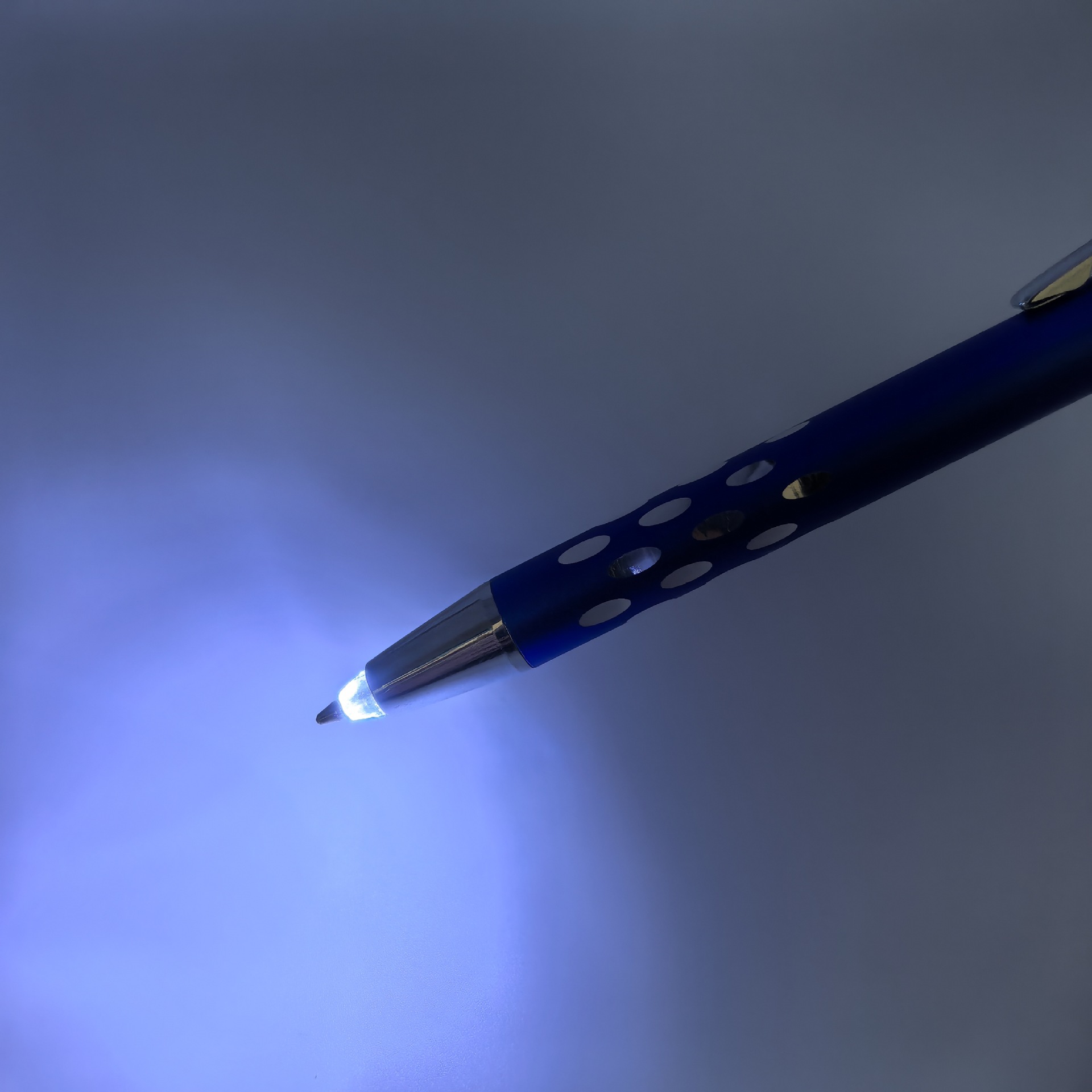 Creativo pulsar metal pinza de lámpara 24 orificios anillo esmerilado metal lápiz de bola logotipo láser punta de lápiz brillante