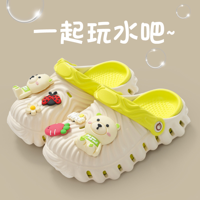 Nuevos zapatos de agujero de fondo suave de Baotou de dibujos animados lindo para hombres y mujeres, niños de mediana edad eva, ropa exterior ligera, sandalias y zapatillas de todo fósforo al por mayor