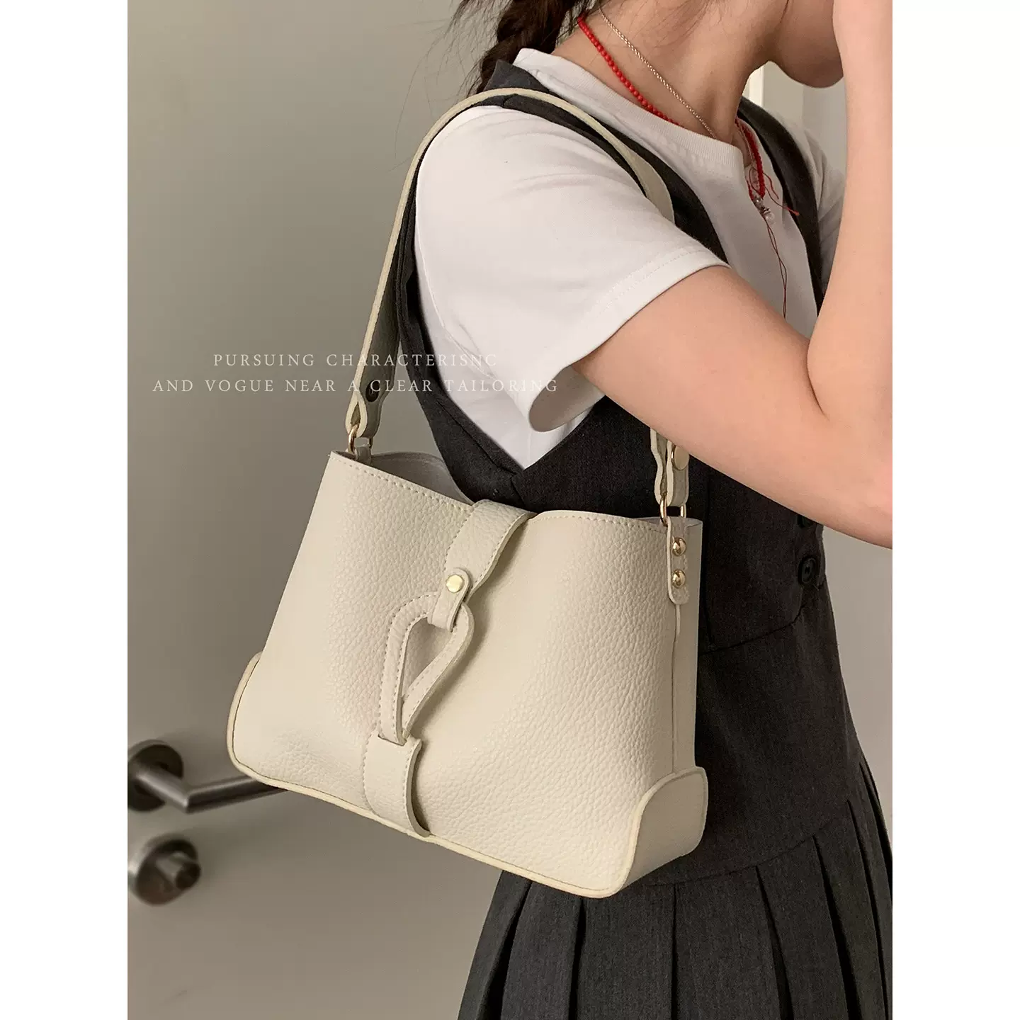 复古质感腋下包包女士通勤包2026新款简约大容量水桶包百搭单肩包