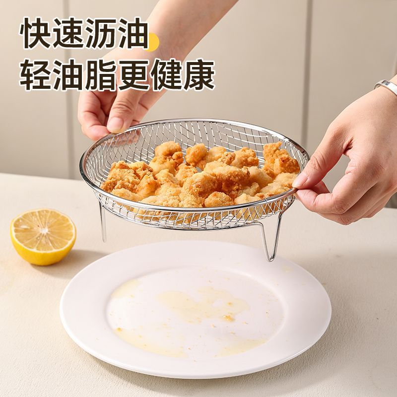 Air fryer with layered oil separation basket, stainless steel mesh, and oil control grill