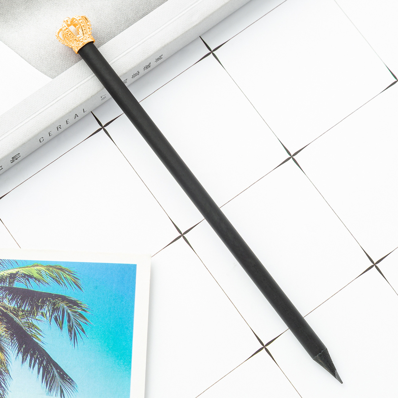 Nuevo dibujo animado corona estudiantes escriben pintura madera negro lápiz fábrica al por mayor logo imprimible lápiz de escritura