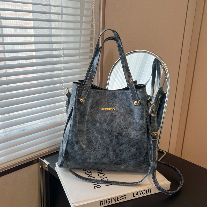 Mochila de moda de cuero suave de gran capacidad 2025, primavera nueva bolsa de hombro de viaje, bolso de mano de cuero retrógrado para mujeres