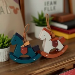 揺れる馬のカバンのペンダントの新型のアイデアの本革のかわいい装飾の小さい木の木馬は女性の車のバックミラーを掛けて飾ります。