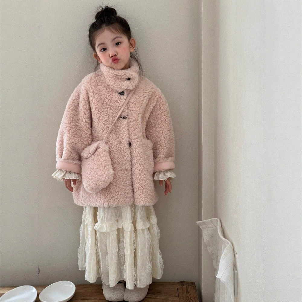 Детская верхняя одежда для девочек, зима 2025, новый стиль, корейский стиль, высококачественный розовый меховой комбинезон средней длины с сумкой