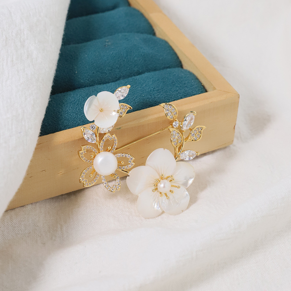 Broche de moda medieval nicho flores retro flores de perlas flores de pecho lujo ligero de alto nivel sensación de fragancia broche de viento mujer image 1
