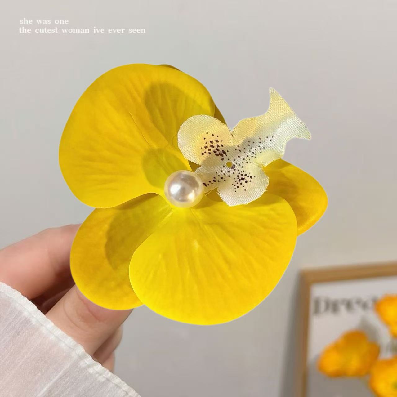 밝은 노란색 난초
