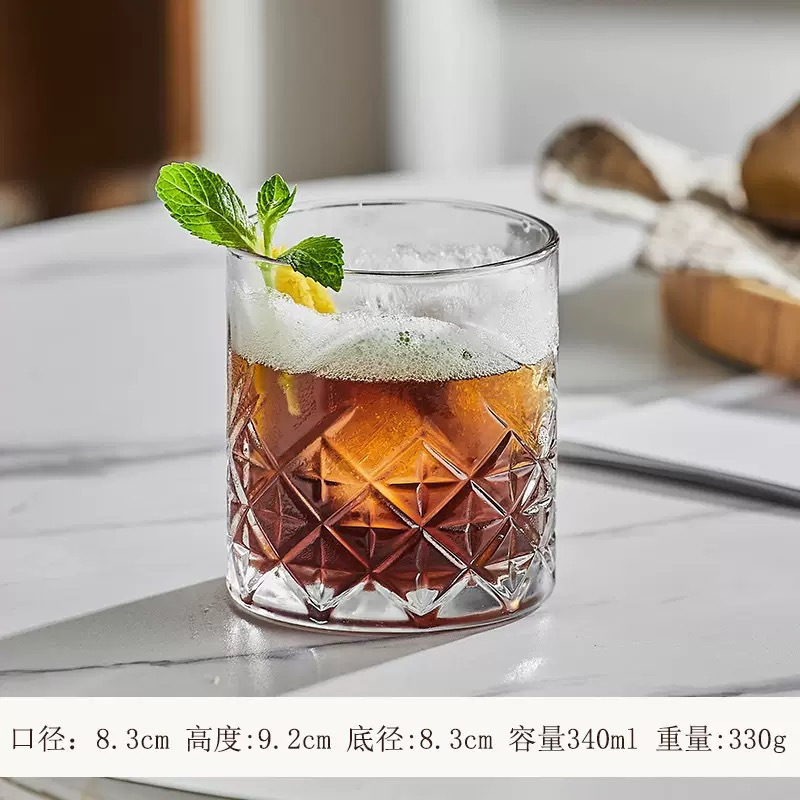 Pasha con copas de cóctel de vidrio creativas, copas de bar de bebidas especiales, copas de vino de alto valor, copas Martini