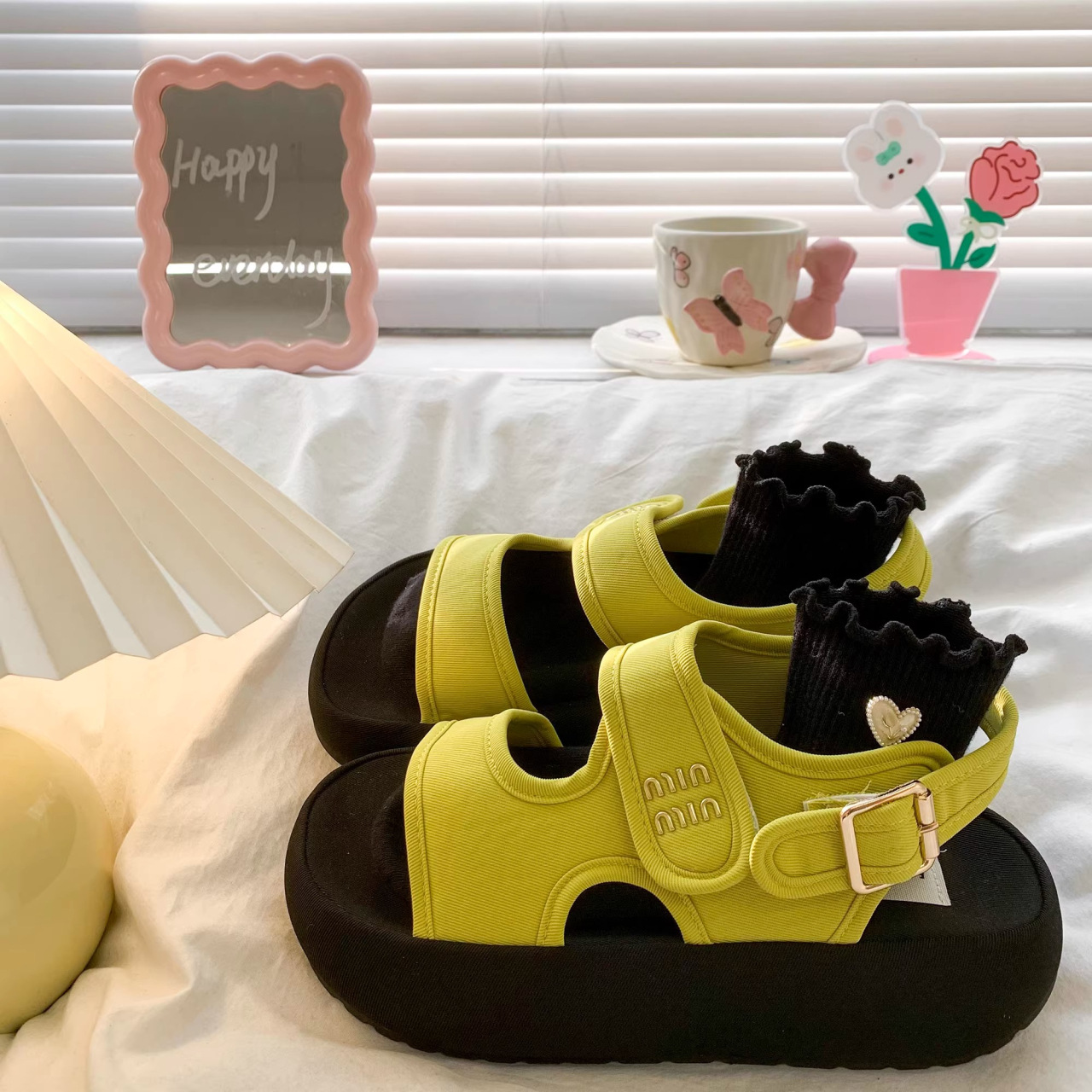 Zapatos muffin de niñas pequeñas sandalias suaves de verano 2026 nuevos niños de moda sandalias de hebilla de dedos abiertos