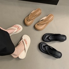 厚い底の人の字のスリッパの女性の夏の外出は2025年の新型の韓国版のファッションの気質のアンドロメダの風の坂と涼しいです。