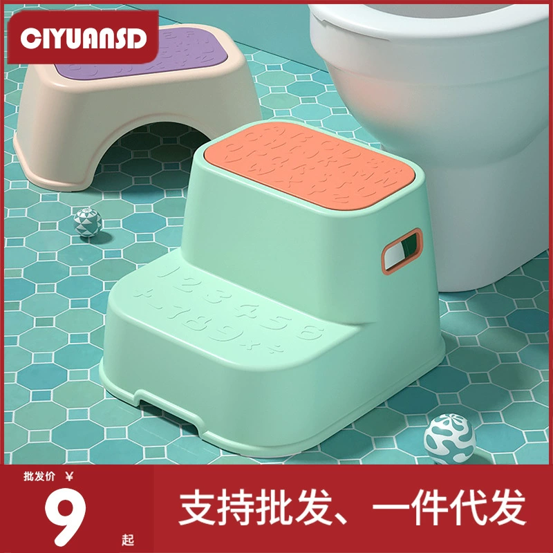 Детский табурет с утолщенной двухслойной подставкой для ног, нескользящий табурет, пластиковый низкий табурет, табурет для туалета со стабильной двухслойной конструкцией.