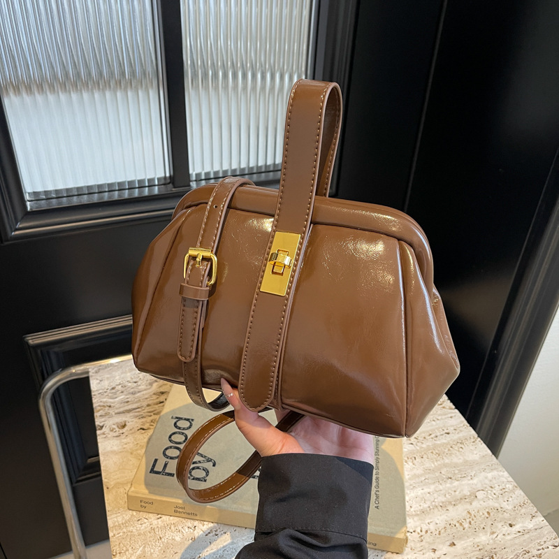 2024 otoño e invierno nuevo estilo bolso de diseño de nicho costuras de moda bolso de mensajero de hombro casual de todo fósforo bolso femenino de cercanías