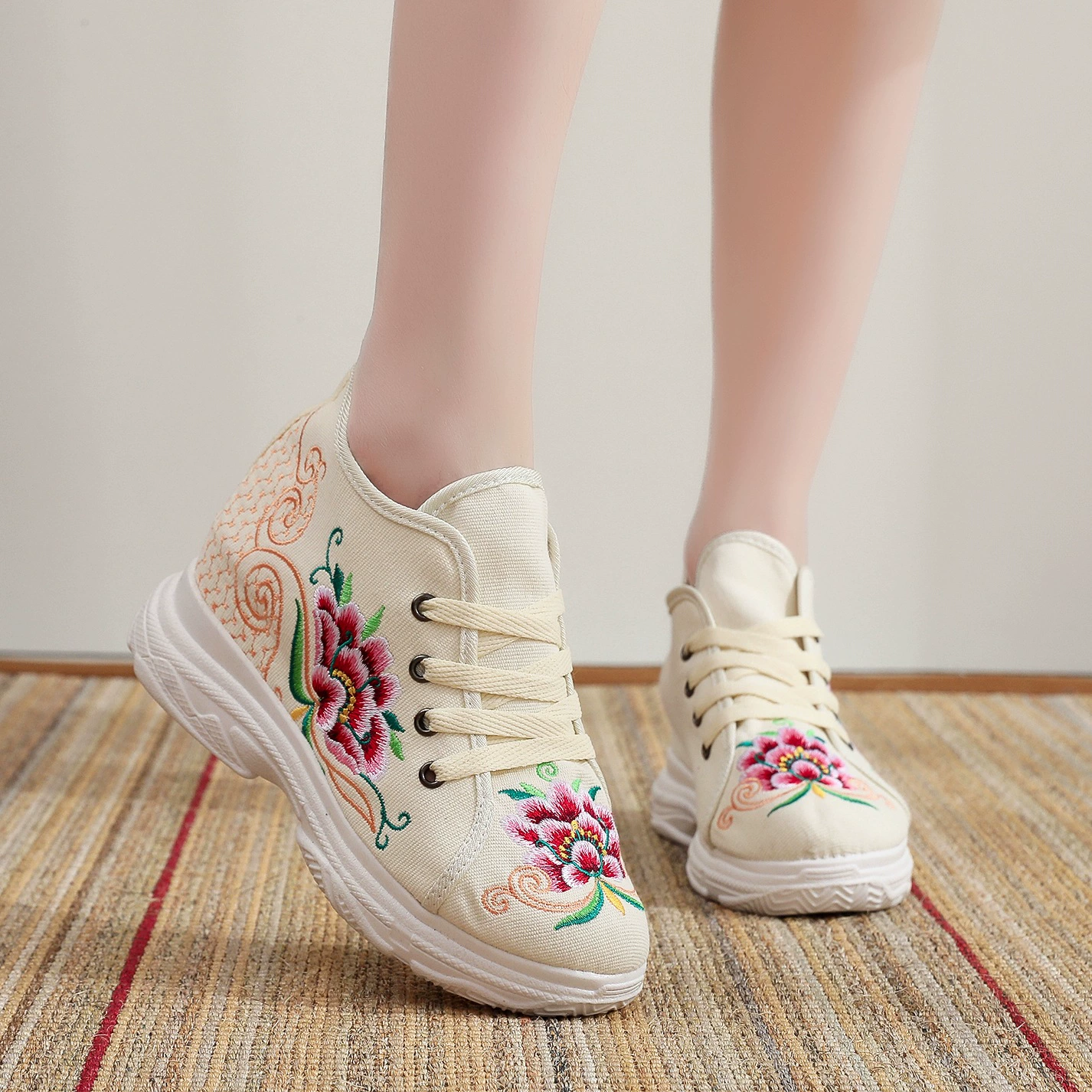 2022 Новая Тканевая обувь в этническом стиле, Женская парусиновая обувь с вышивкой, увеличивающая рост толстая подошва, универсальная Дорожная Спортивная антикварная женская обувь