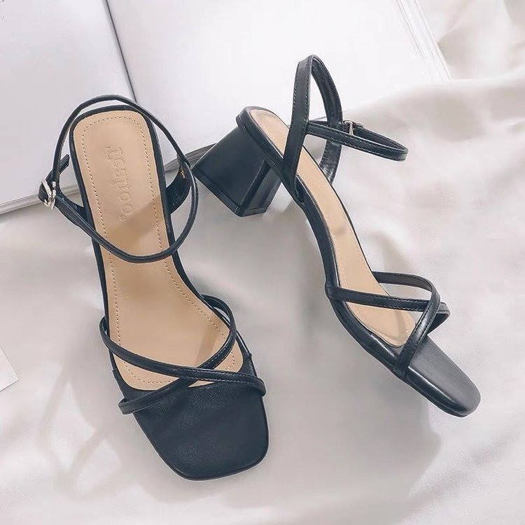 Una palabra con sandalias para mujeres 2026 nuevo tacones gruesos de verano de color sólido no se cansará de los pies de los zapatos de tacones altos franceses