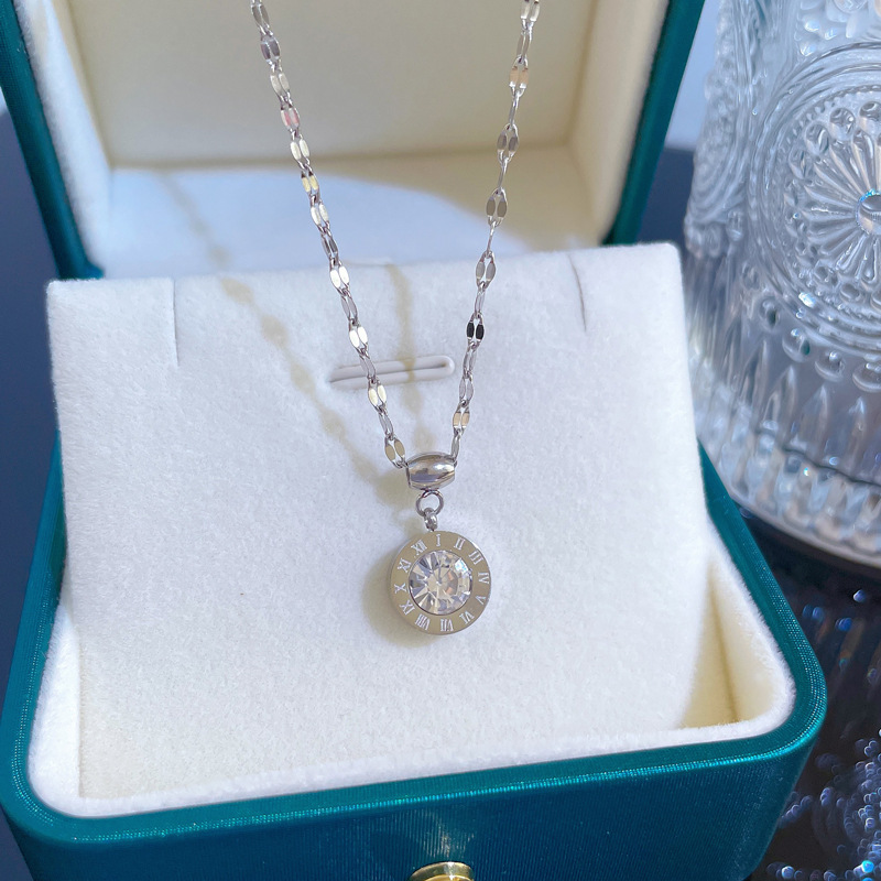 Collana con pendente in zirconi incisi con numeri romaniGioielli delicati_voghion.com