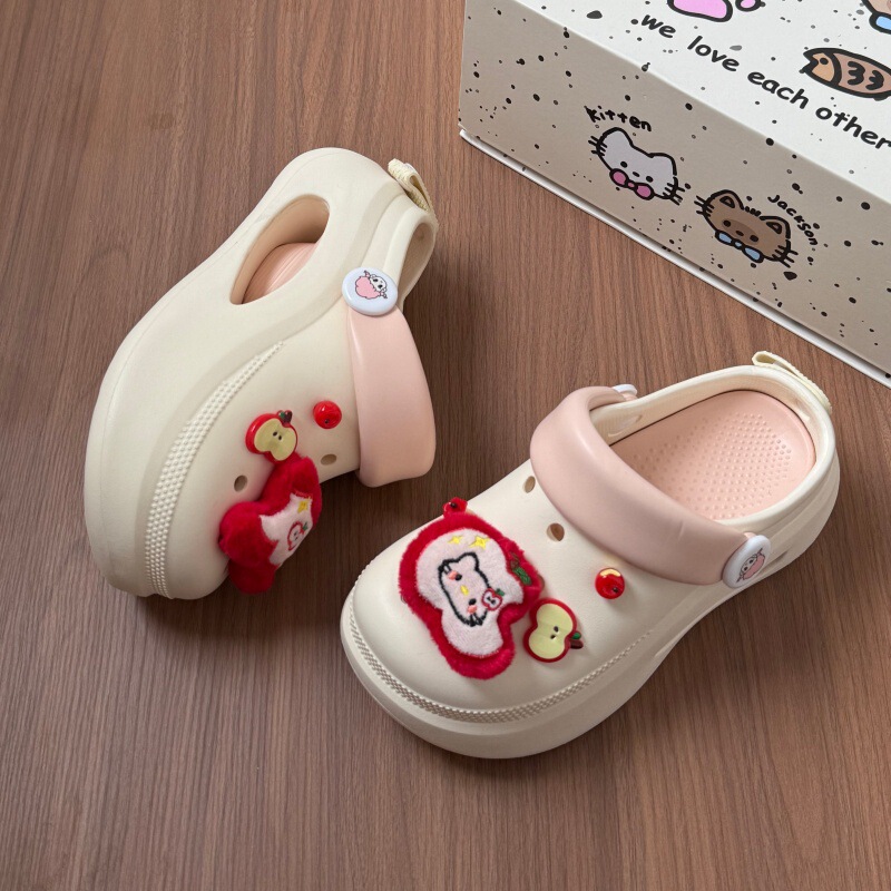 New Healing-Style Plush Accessories, Thick-Soled Clogs, Cute Red Apple Design, Versatile and Comfortable Summer Outdoor Sandals New Healing-Style Plush Accessories, Thick-Soled Clogs, Cute Red Apple Design, Versatile and Comfortable Summer Outdoor Sandals