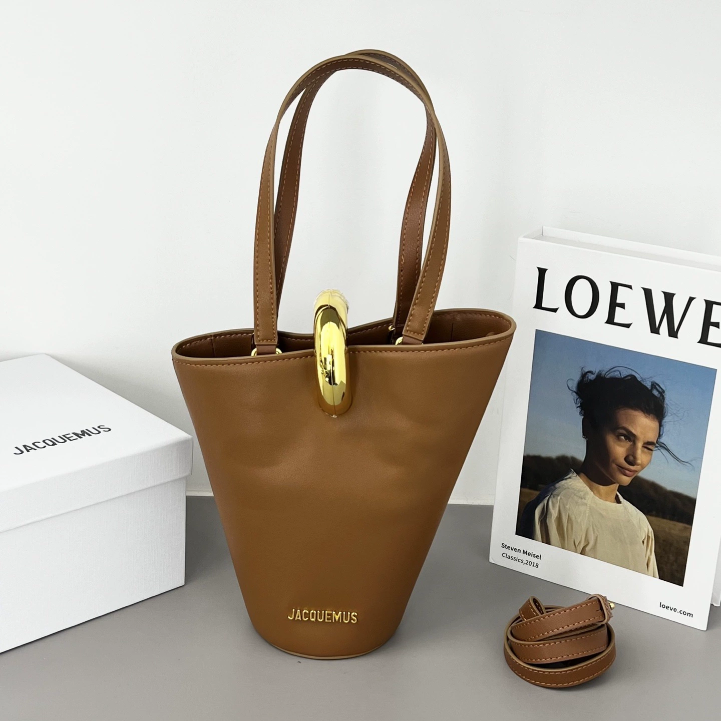 Французская нише Jacquemus персонализированная асимметричная сумка из натуральной кожи для повседневного использования простая и модная с золотой пряжкой