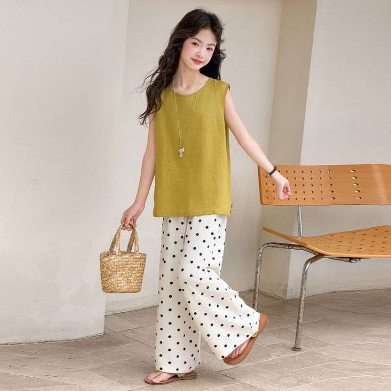 Zhili children's vests and wide-leg pants are comfortable, casual, simple, loose, polka dot, sporty, trendy, versatile, and suitable for wearing outside.