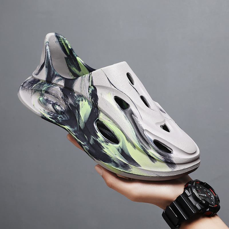 Zapatos con agujeros de coco transfronterizos 2025 verano nuevo estilo EVA hombres y mujeres sandalias Kanye graffiti plataforma zapatos de playa hombres