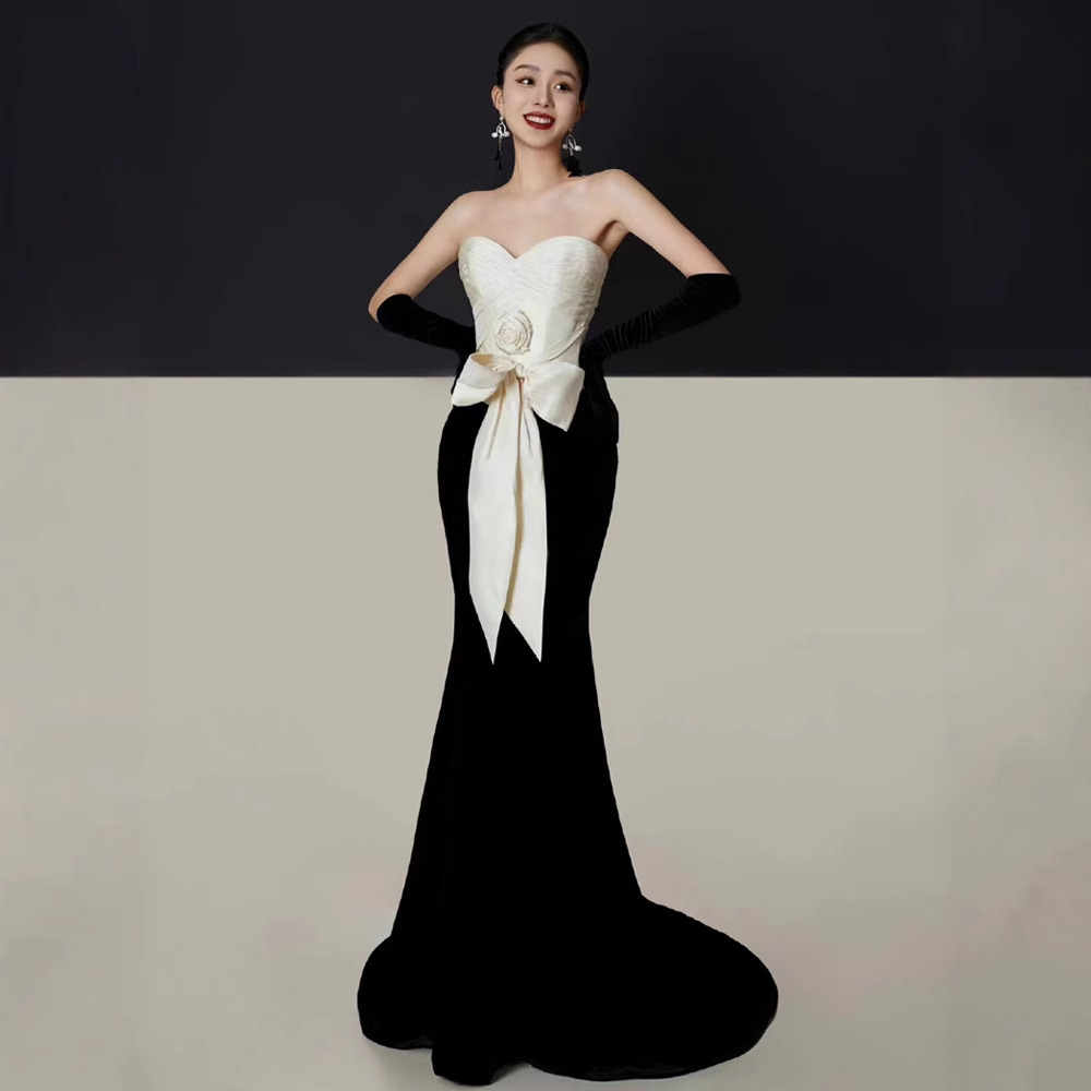 Vestido de noche de verano 2026 nuevo estilo de tetas Hepburn estilo retro flores de la cena de la novia fotografía negro y blanco vestido de cola de pescado