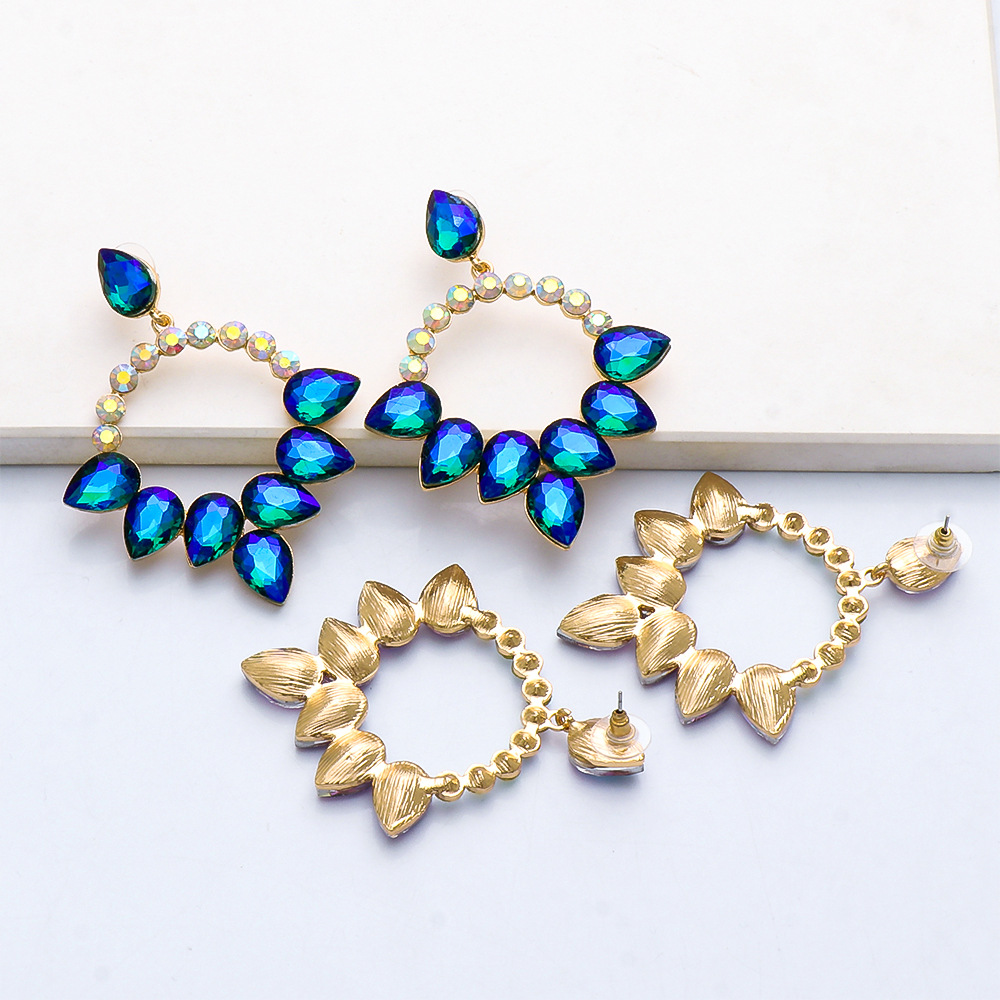 Fashion Diamond-studded Geometric Earrings display picture 22