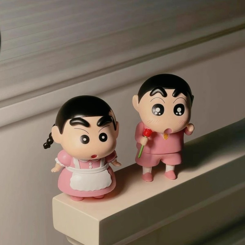 クレヨンしんちゃんフィギュアスーツピンクメイドリトルトレンディなアニメモデル人形デスクトップ車の装飾品誕生日|undefined