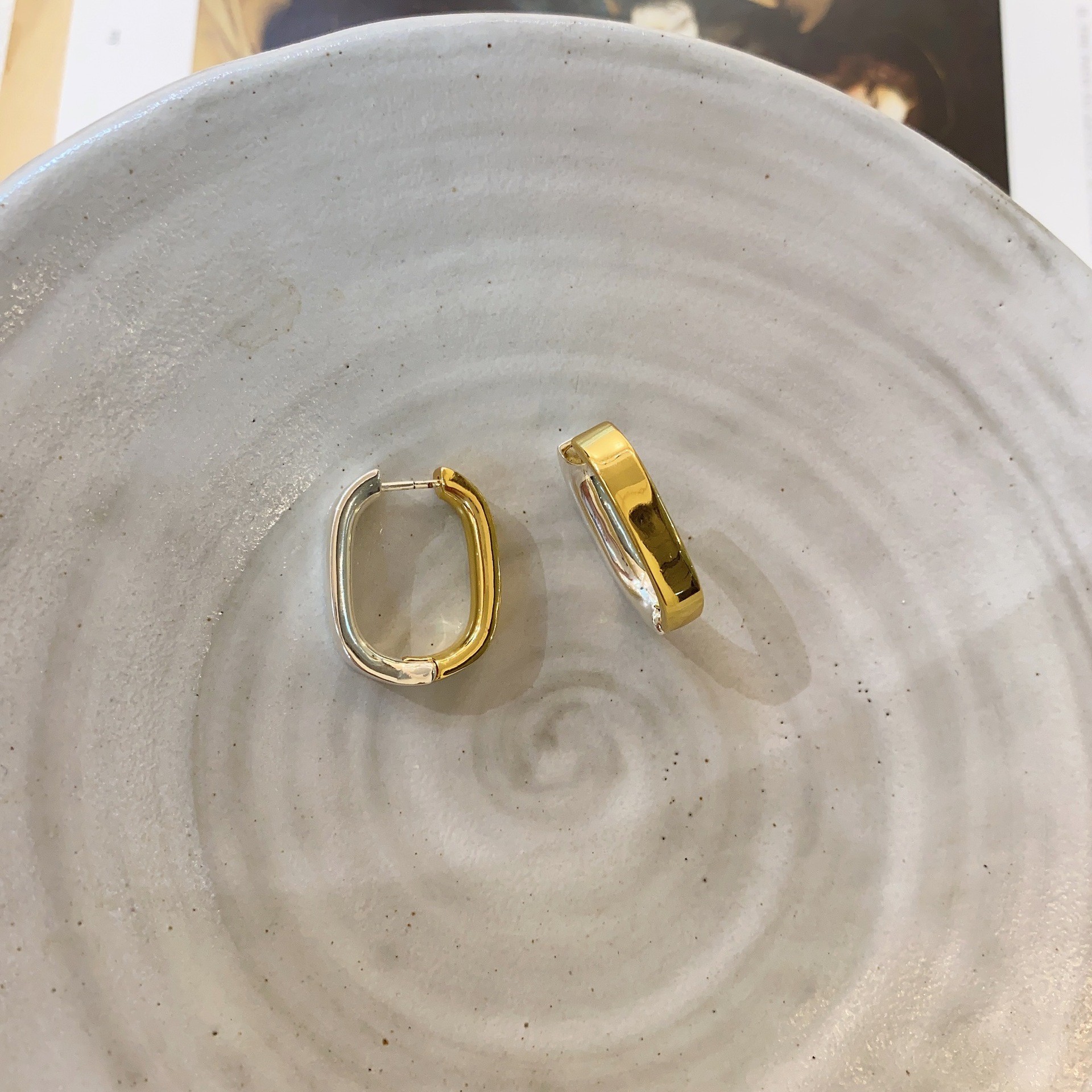 Pendientes de aro gruesos cepillados hechos a mano para mujer, simples y versátiles, pendientes retro personalizados de alta gama, mujeres de moda para viajeros diarios