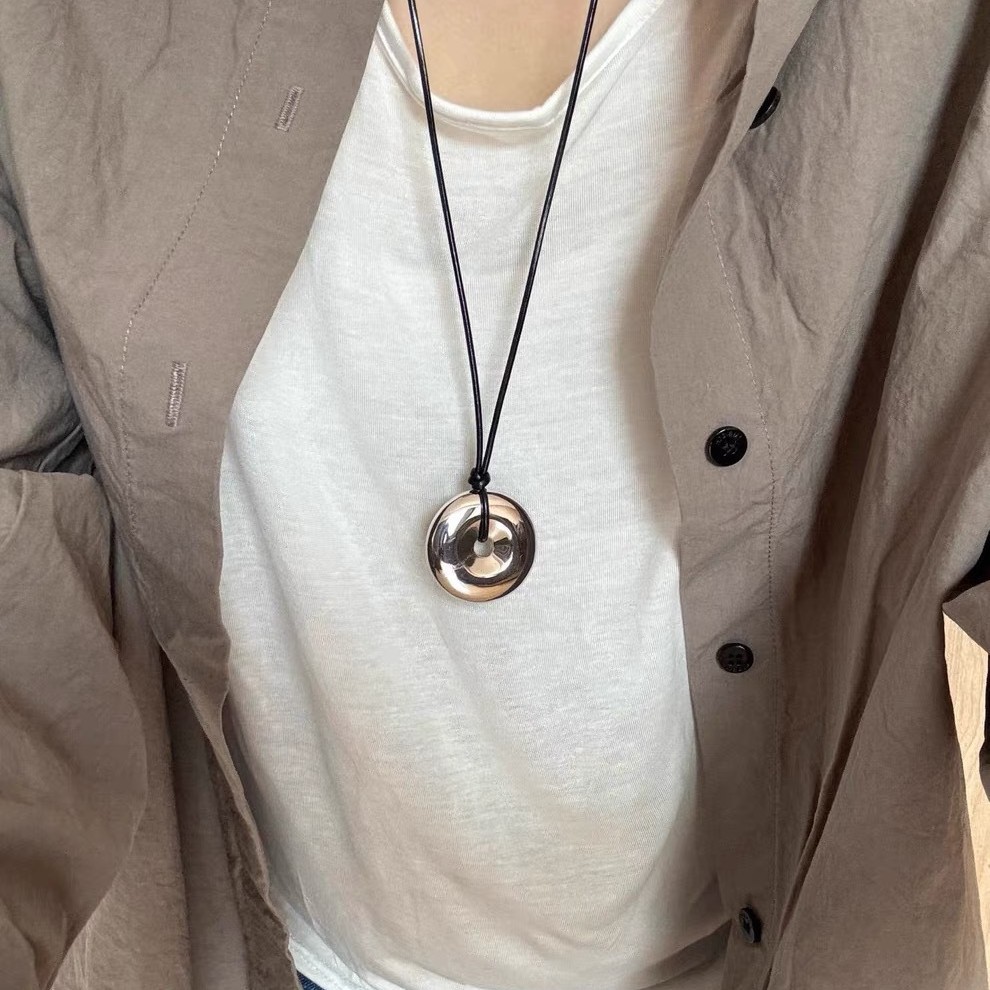 Collier en cuir noir avec pendentif gourde style moderne_voghion.com