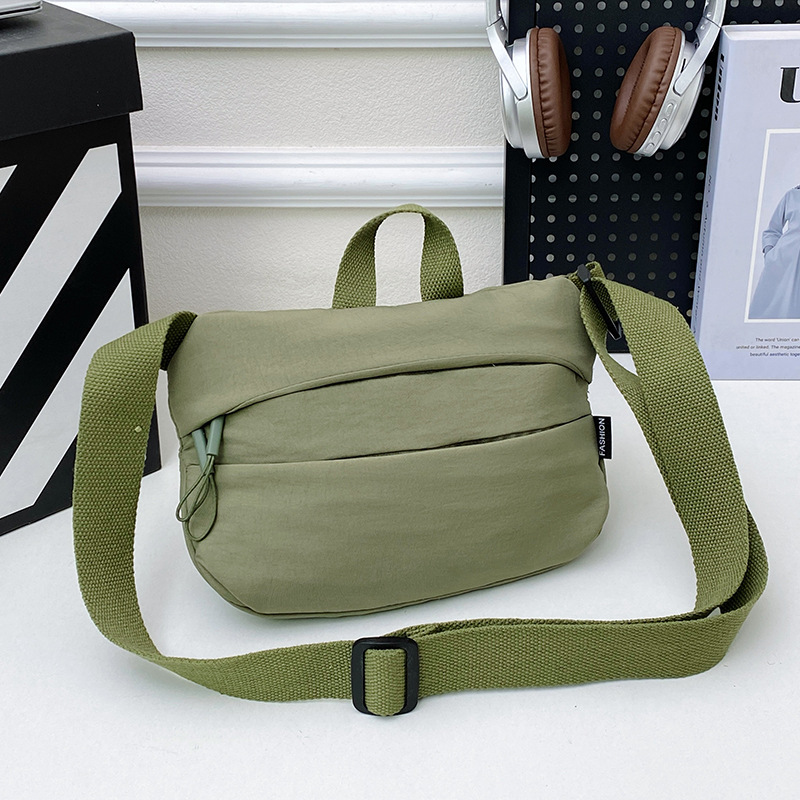 2025 nuevo bolso de nylon inclinado de moda nicho femenino sensación extranjera mochila de pecho de gran capacidad mochila de hombro