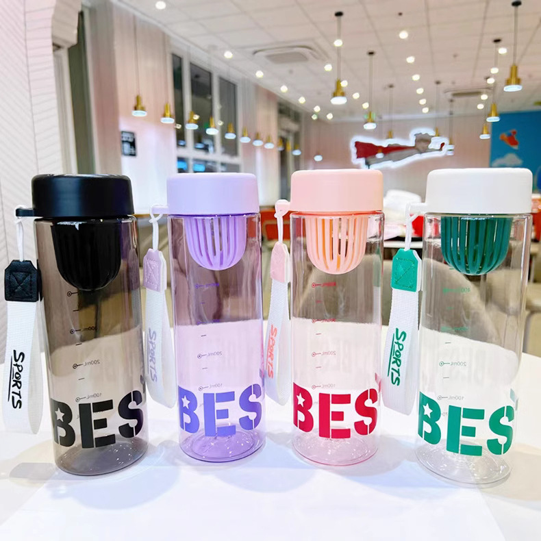 Taza de agua de plástico portátil con compartimento de té Yitong Taza de espacio 670ml Taza deportiva de plástico simple resistente a altas temperaturas para estudiantes al por mayor