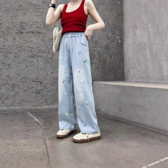 女の子のジーンズ2025の新しい子供の夏の薄いタイプの氷のズボンの大きい子供の流行の広い足のズボンの夏服