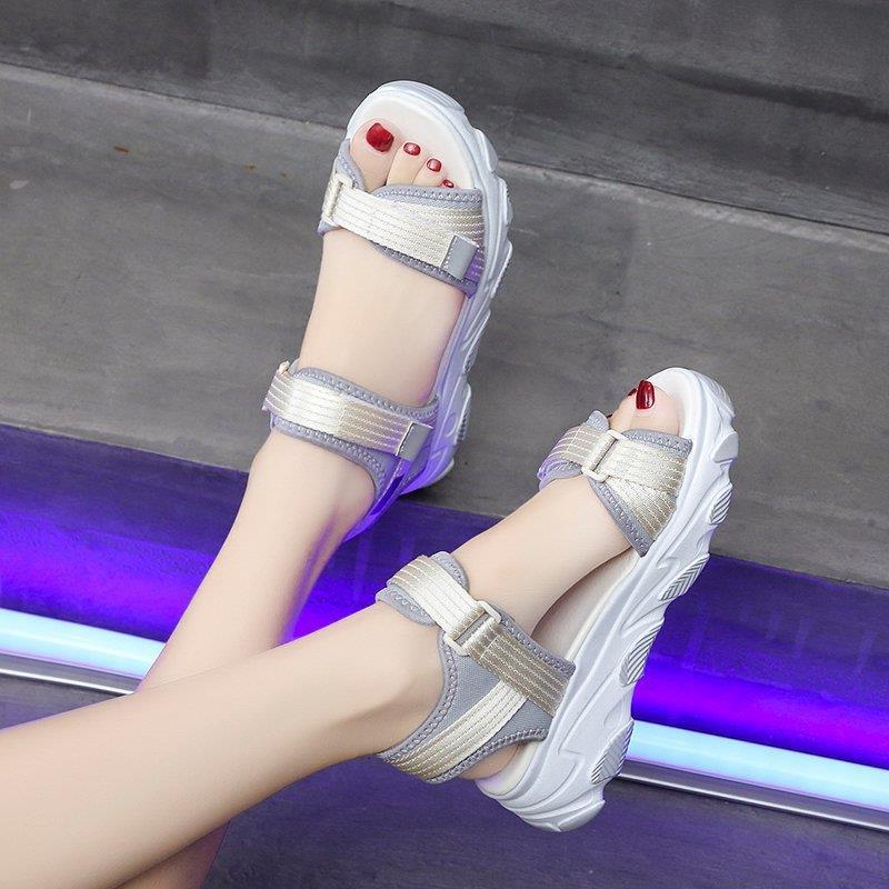 Freizeitsportstrand für Damen 2024 Sommer neue bequeme weiche Sohle Mode Internet beliebte vielseitige Klettsandalen_voghion.com