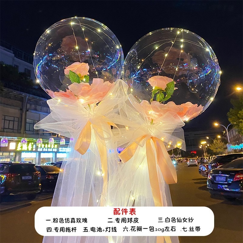 光る夜市の円形の赤い屋台のネットを並べてボールを押して会の風船のイルミネーションの明かりの告白のロマンチックな波の地帯のスーツを押します。|undefined