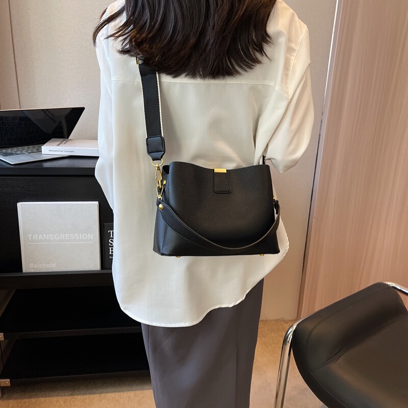 外国貿易トレンドファッションポータブルバケットバッグ大容量メッセンジャーバッグ女性の高度なセンスライト高級ハンドバッグ卸売|undefined