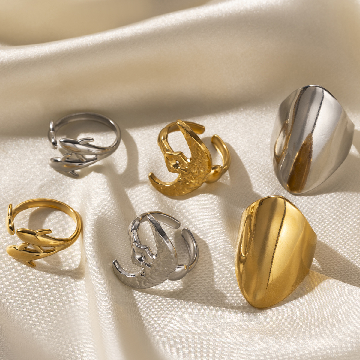 Anillo de acero inoxidable de estilo europeo y americano Tena Diseño de nicho femenino Luna lisa Delfín Anillo abierto Lujo ligero Sentido de alta gama
