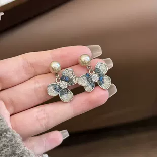 Серьги-гвоздики с жемчугом и кристаллами кофейно-золотые