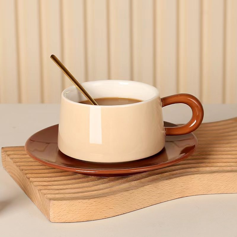 Juego de tazas de café de alta gama retro de nicho, tazas y platillos de cerámica creativos y exquisitos, tazas de café con leche de alto valor, tazas de té de la tarde