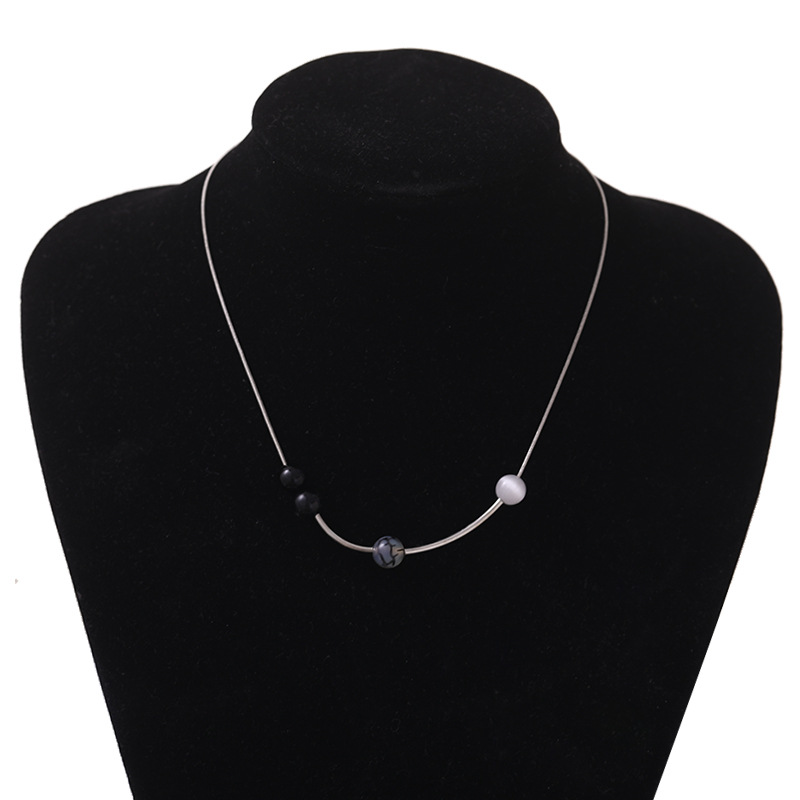 Collana sottile minimalista con perle di calcedonio nero_voghion.com
