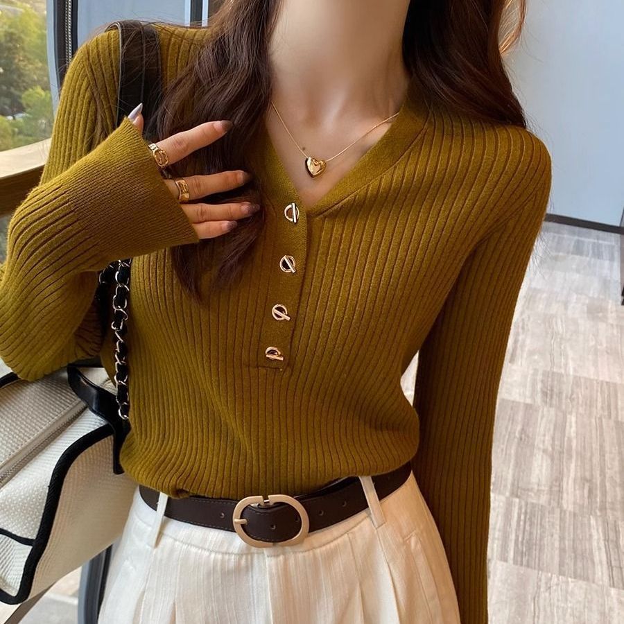 底のシャツの女性の中に柔らかいモチモチのセーターの2023新型の秋冬のニットは身を修めてやせて高級感のvネックの上着を現します。
