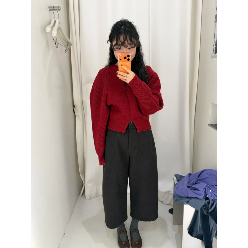 Now, the New 2025 Winter Collection Features Korean Designer Amo*Ento's Casual and Stylish Workwear Wide-Leg Cropped Pants Now, the New 2025 Winter Collection Features Korean Designer Amo*Ento's Casual and Stylish Workwear Wide-Leg Cropped Pants