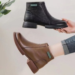 秋冬の新型レトロな手作りの女性の皮の靴の太さと柔らかい底の頭の層の柔らかい皮のショートブーツの文芸は簡単で百合の女性の靴です。