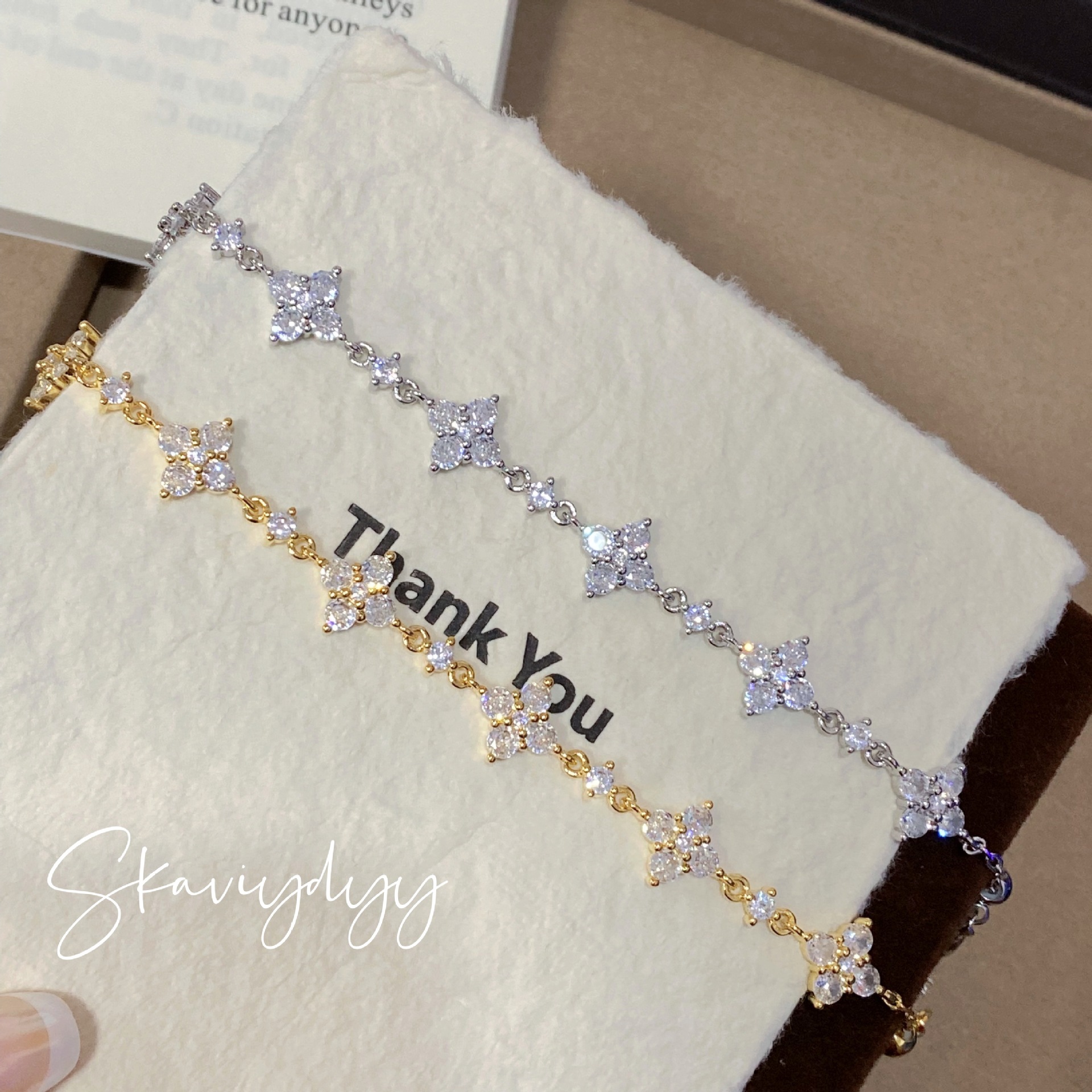 Light Luxury Ins Style Sparkling 8-Flower Four-Leaf Clover Pull-Out Bracelet for Women, Fashionable and High-End Design Elegant Bracelet for Girlfriend