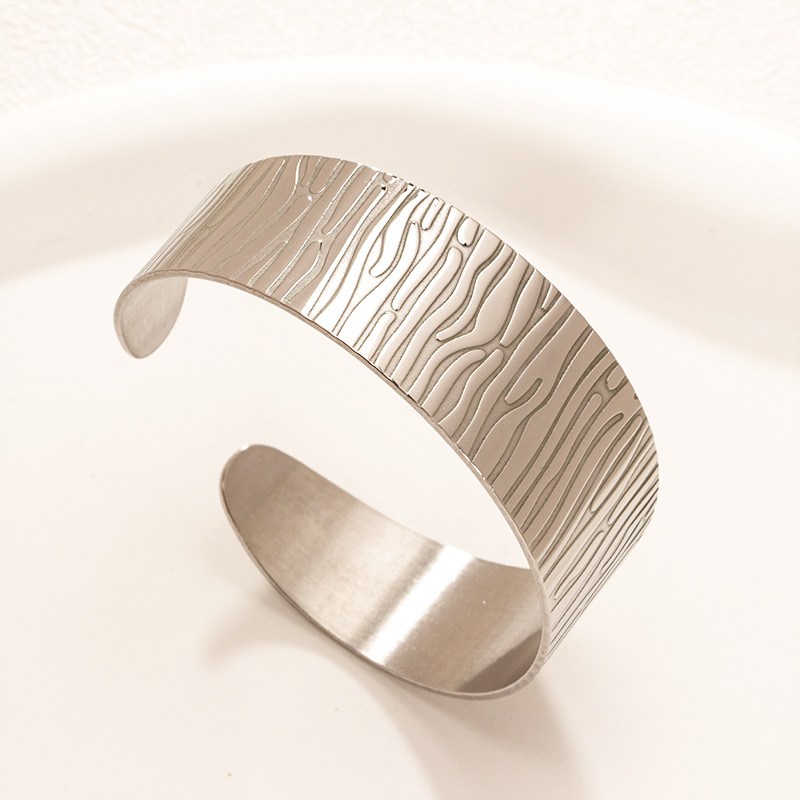 Fábrica en stock al por mayor de Europa y América transfronteriza de acero inoxidable en forma de C pulsera abierta ajustable chapado en oro 18K personalidad no se desvanece