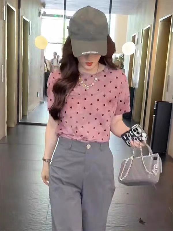 Áo thun nữ tay ngắn chấm bi, dáng rộng, vai xuôi, phong cách mùa hè — màu hồng