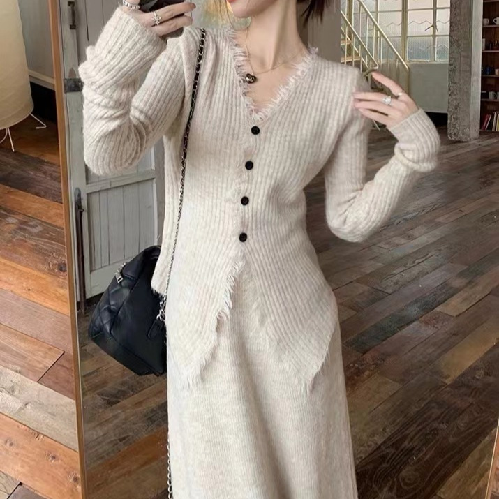 빅 화이트 브라더 티 스타일 게으른 소프트 왁스 티어 V-넥 레이브 니트 탑 스트레이트 캐주얼 세트 스커트