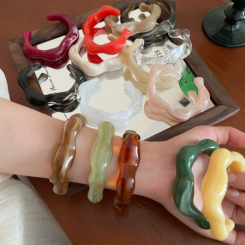 European and American Acrylic Asymmetrical Flower-Shaped Geometric Open Bracelet Fashionable Simple Niche Elegant High-End Hand Jewelry for Women