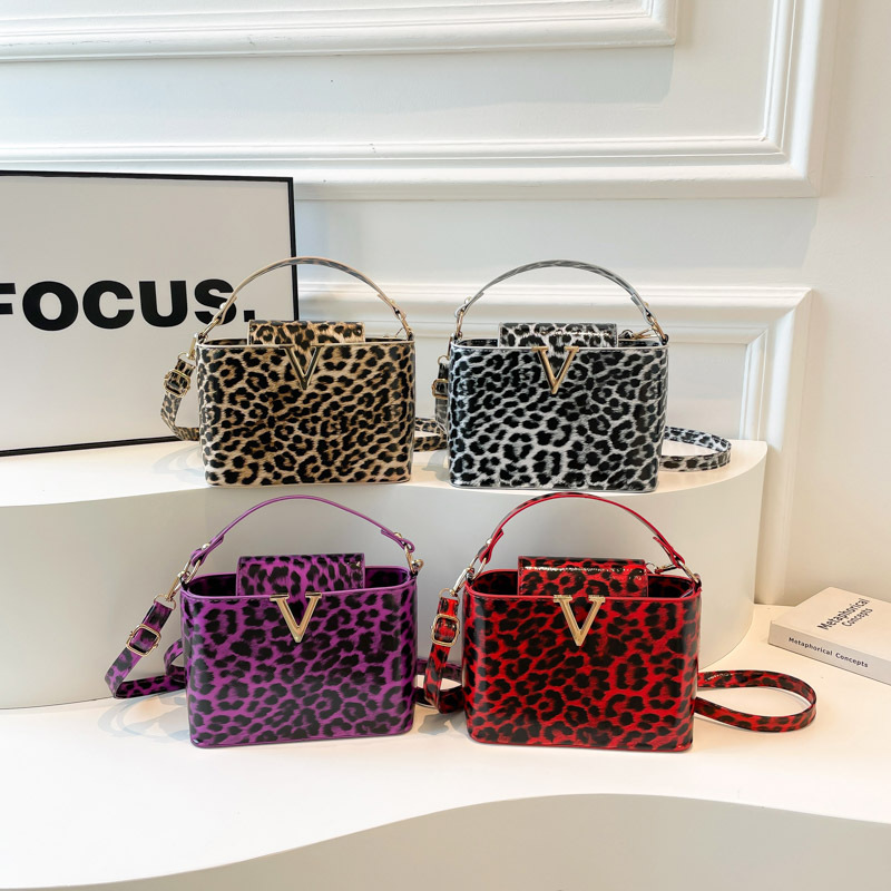 Bolso de mano de leopardo de alto valor para mujer otoño 2025 nuevo estilo coreano bolso de hombro de moda retro bolso de almohada